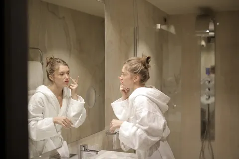 穿着白色浴袍护肤的美女图片