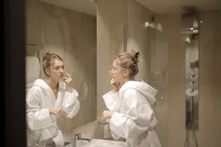 穿着白色浴袍护肤的美女图片