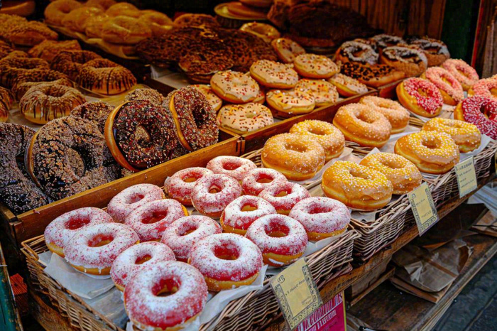 美食甜甜圈甜食蛋糕甜品面包街边店铺，木质复古