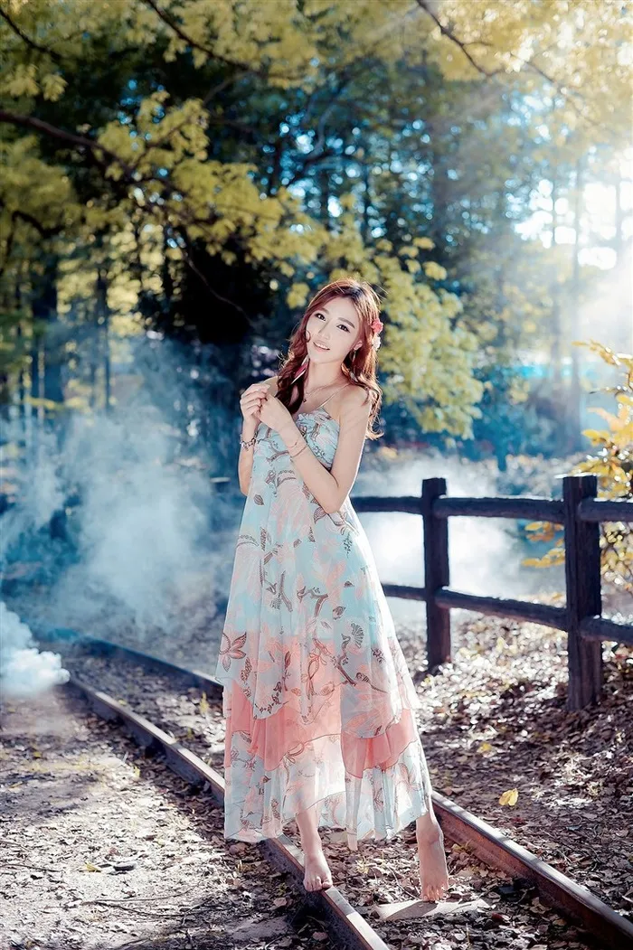 森林中的精灵清纯美女写真