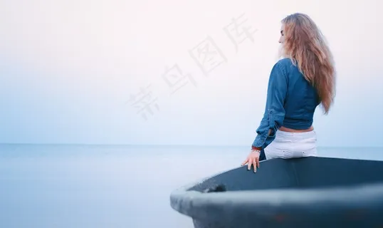 看海女生背影图片 看海女生背影图片