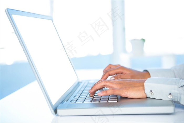 正在敲击键盘的手指素材