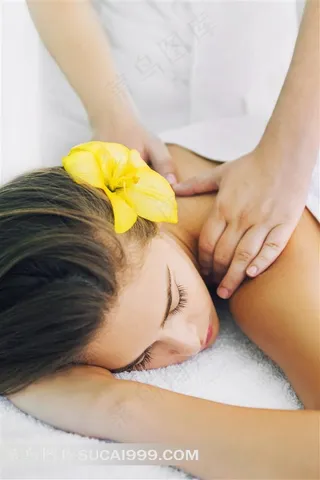 美容SPA系列 - 正在给背部做按摩护理的女子