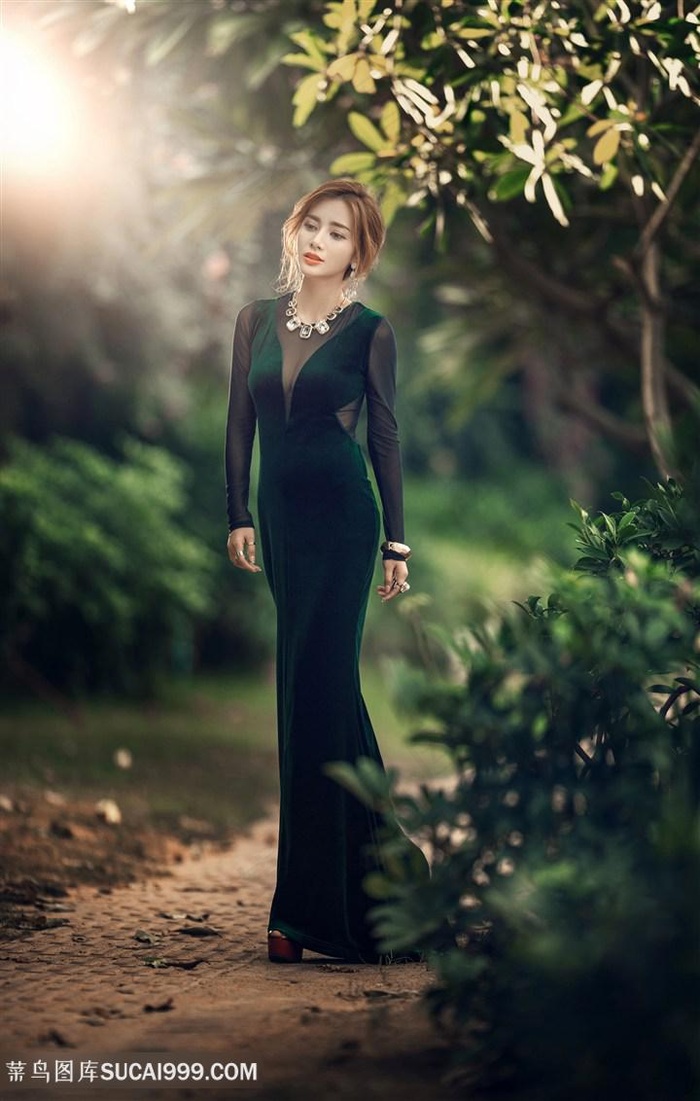 树林里的气质美女图片