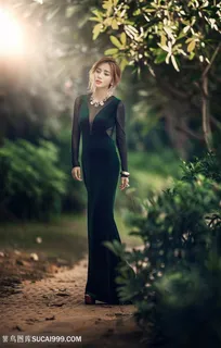 树林里的气质美女图片