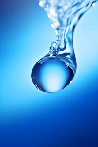 清新露珠蓝白色背景