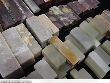 摆放整齐的玉石