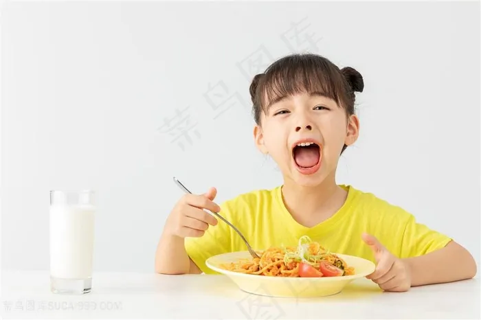小女孩在吃早餐