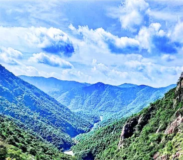 蓝色绿色大山天空云朵背景图