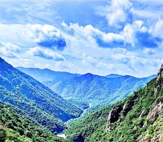 蓝色绿色大山天空云朵背景图