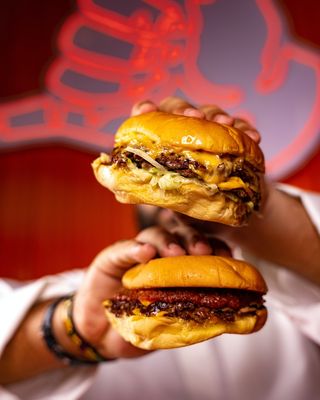 黄色美味汉堡摄影素材