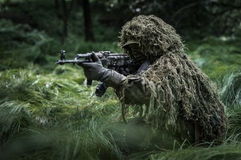 草地上伪装的美国大兵