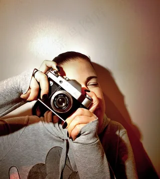 手持相机拍照的美女图片