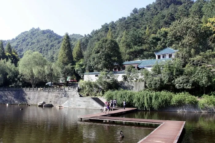 山脚下的寺院池塘