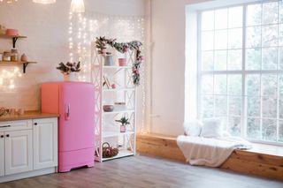 圣诞节厨房装饰圣诞球粉色冰箱圣诞装饰室内场景(17)