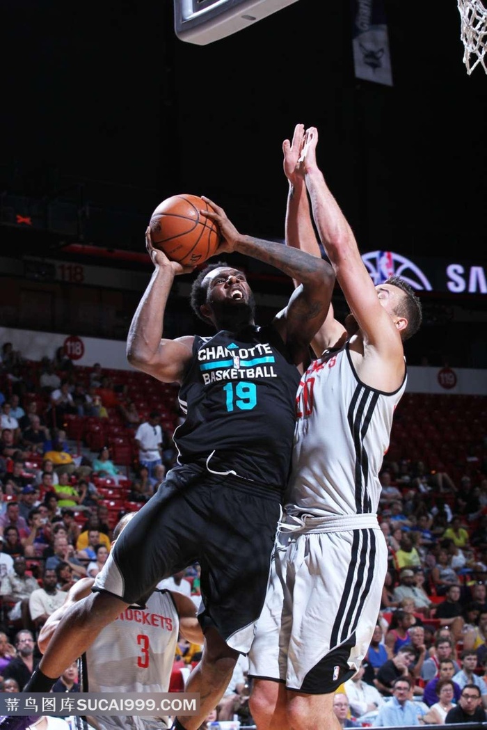 nba新秀赛带球上篮的卡楠