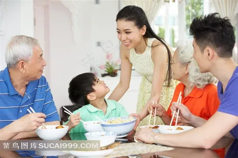 在饭桌上吃饭的一家人特写摄影高清图片 在饭桌上吃饭的一家人特写摄影高清图片