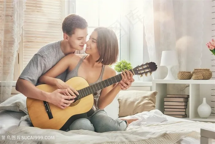 小清新弹吉他的情侣