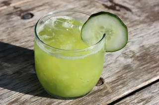 饮品摄影冰饮冰块饮料高清黄瓜汁