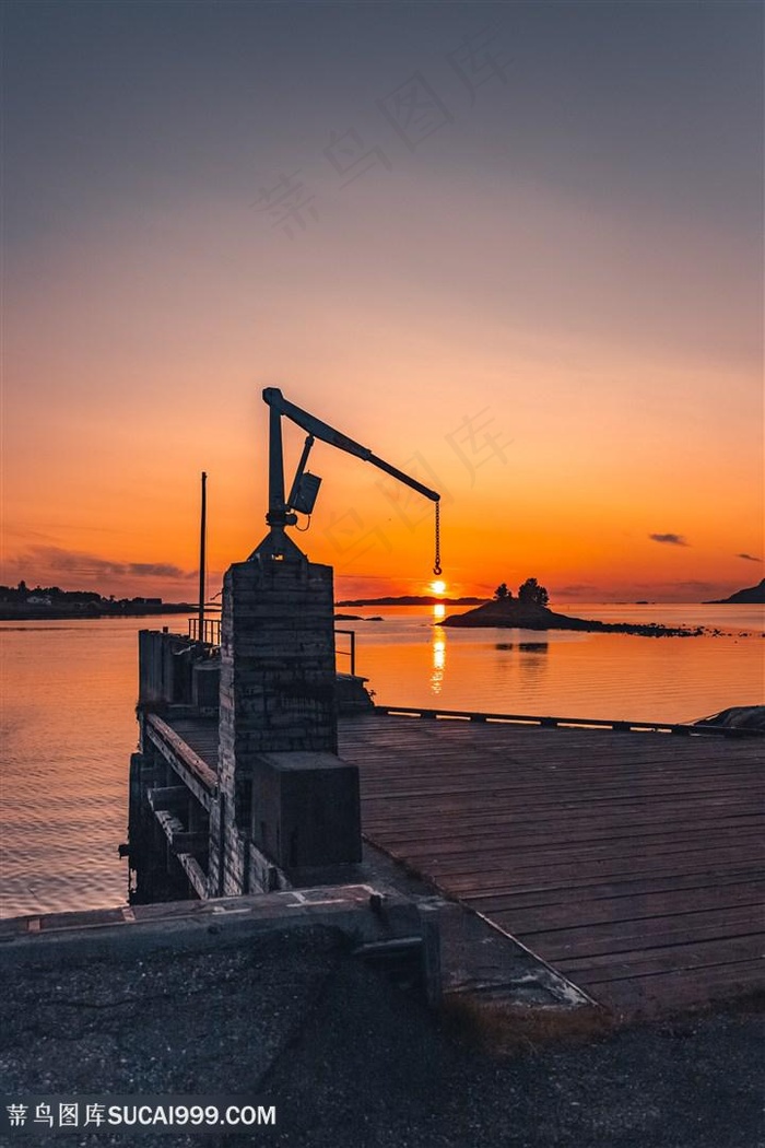 橙红色夕阳下的海边码头风景图片