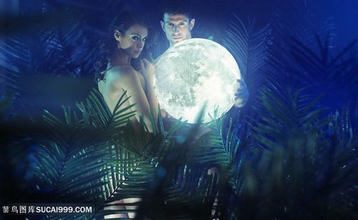 夜光球下的欧美情侣图片