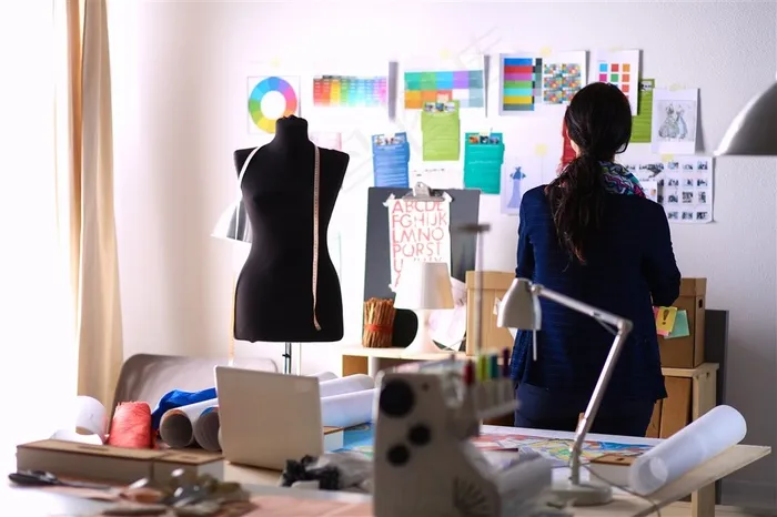 正在工作的服装设计师高清摄影图