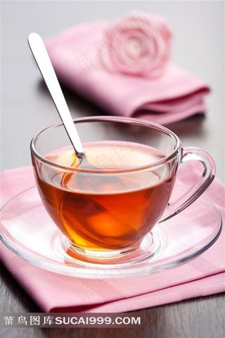 餐布上的红茶和玫瑰花