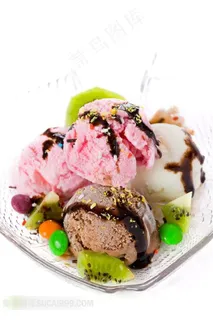草莓香草猕猴桃巧克力酱雪糕摄影图片