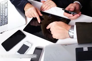 桌面上的智能移动设备摄影高清