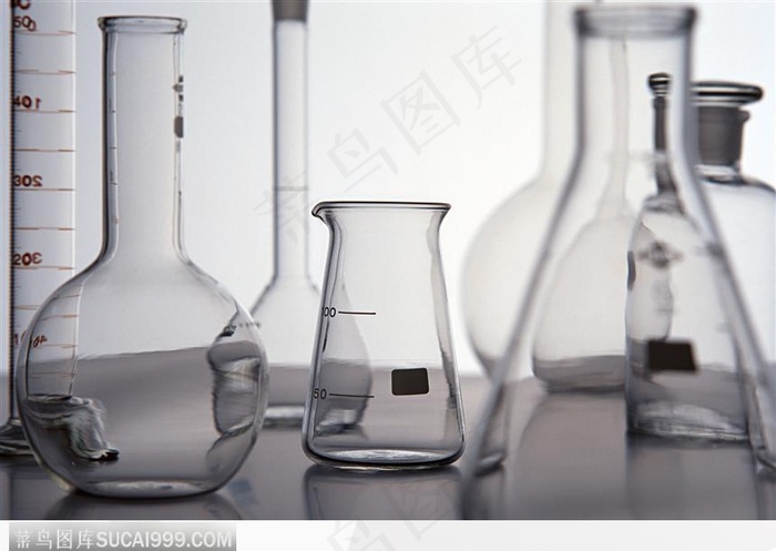 多个玻璃实验器皿