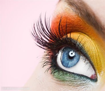 亮色彩妆的蓝色眼睛外国女模特眼睛特写