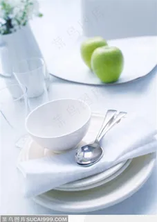 餐桌上的餐具和花瓶 餐桌上的餐具和花瓶