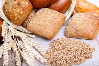 小麦和篮子里的烤面包高清图片