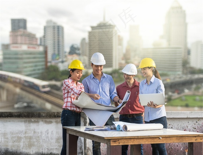 城市郊外拿着图纸商议的建筑师们高清图片