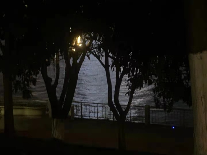 临近夜晚的江边