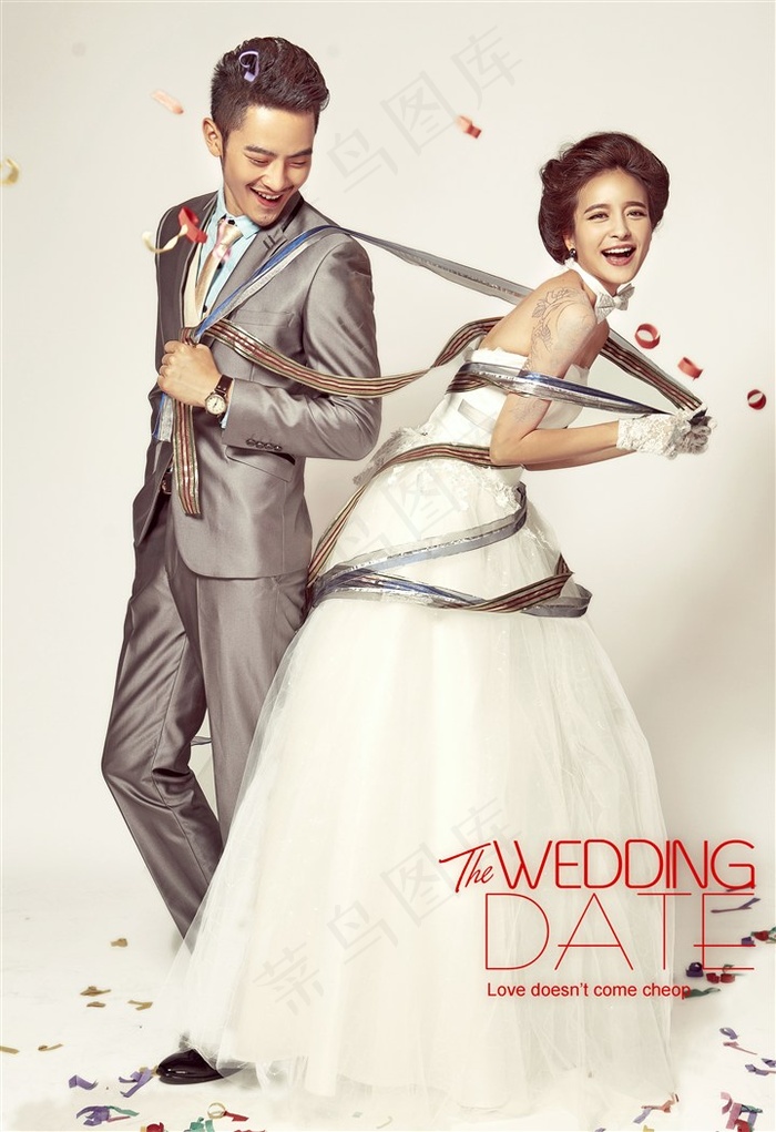 情侣嬉戏婚纱封面