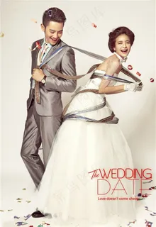 情侣嬉戏婚纱封面