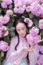 鲜花里的古装美女图片