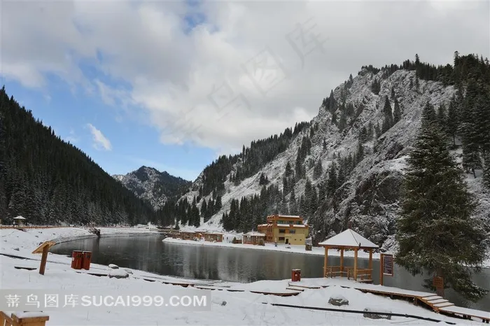 新疆天山大峡谷湖泊雪景素材