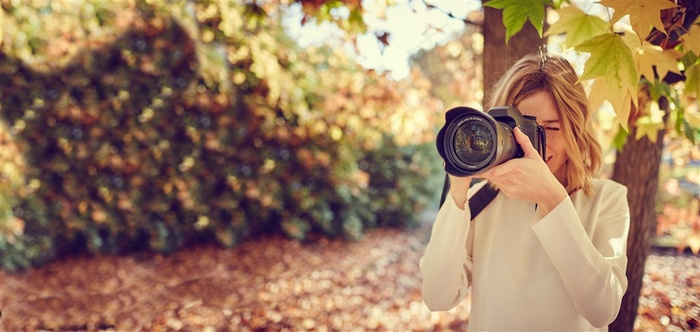 森林里拍摄的职业人物拿相机摄影师图片