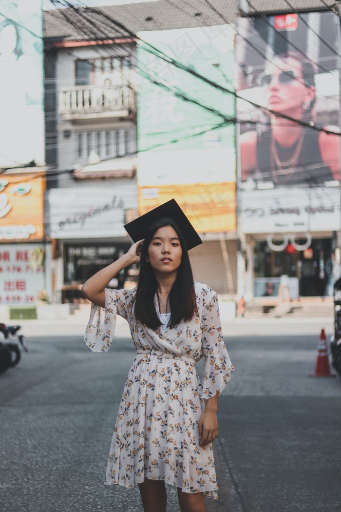 头戴学士帽女孩图片