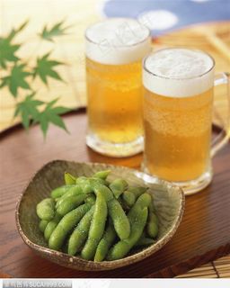 夏日美食-翠绿的毛豆与啤酒