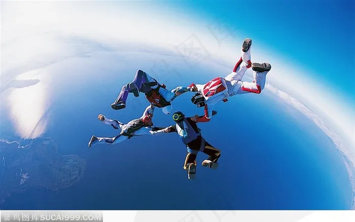 在空中玩跳伞特技