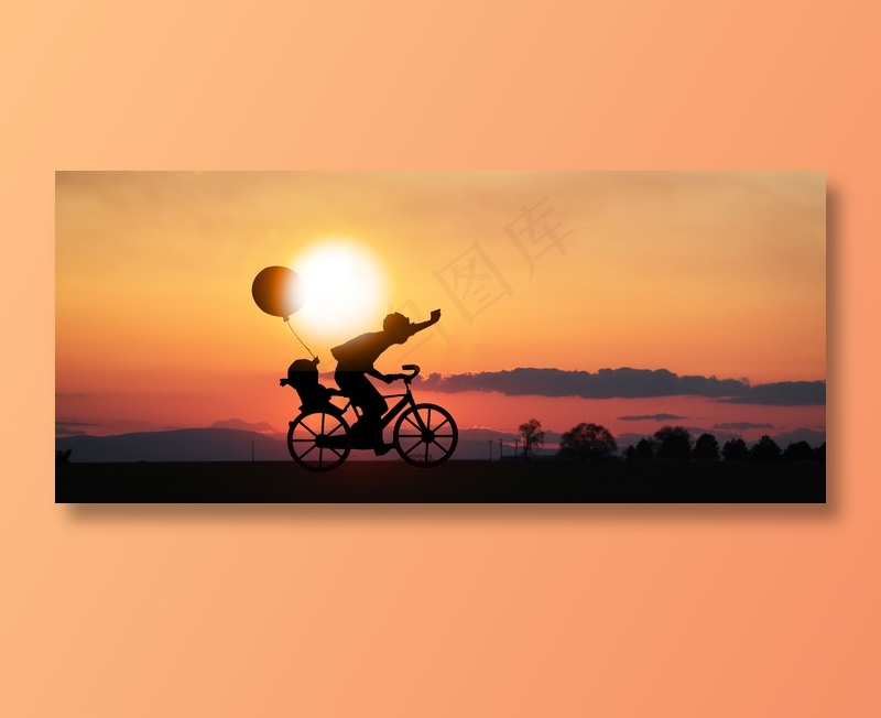 父亲骑车带儿子