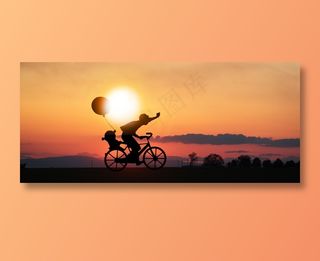 父亲骑车带儿子