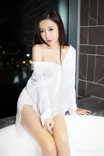 坐在浴缸上的白衬衣清纯美女王馨瑶图片 坐在浴缸上的白衬衣清纯美女王馨瑶图片