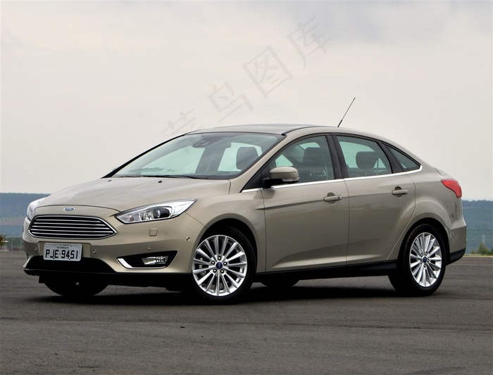 美丽天空下的福特福克斯