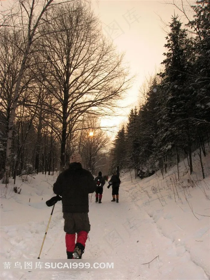 雪地里行走的徒步穿旅游