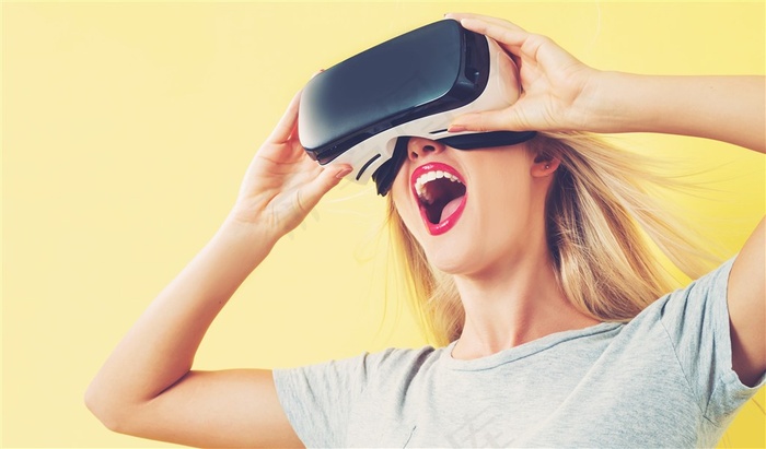 看3D眼镜的女人摄影高清图片