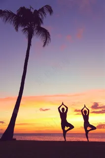 黄昏海边练瑜伽的女性高清图